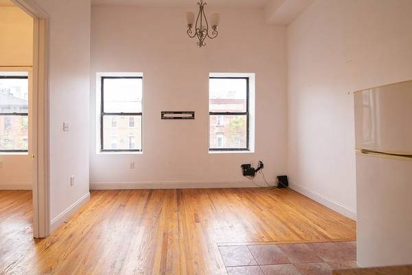 Large bright 1BR! Williamsburg! Graham avenue! 5 mins walk to L train