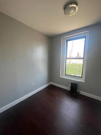 Sunny 2-Bedroom Apartment in Williamsbridge