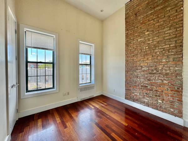 Bushwick /E. Williamsburg - Beautiful 2 Bedroom with Office - No fee!!