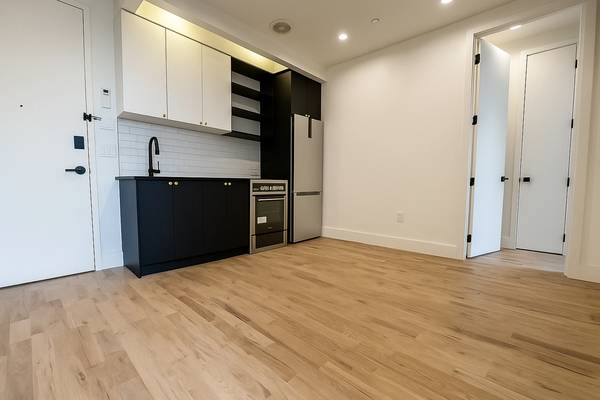 Comfortable Two-Bedroom Apartment with Laundry and AC