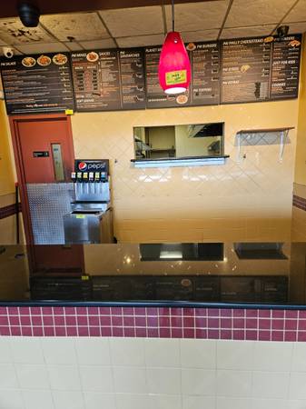 STORE FOR LEASING IN A HOT PLAZA THAT HAS A TON OF PARKING