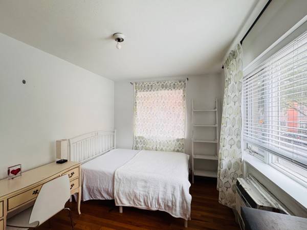 Private room for rent-Utilities are included